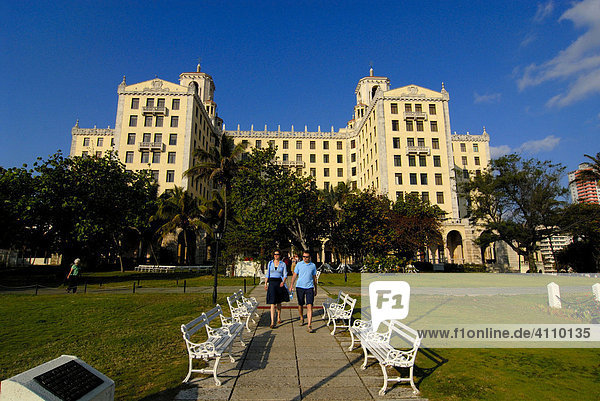 Pärchen im Park des Hotel Nacional  Havanna  Kuba