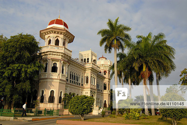 Maurische Villa mit Königspalmen (Roystonea regia) Kolonialzeit Cienfuegos Kuba