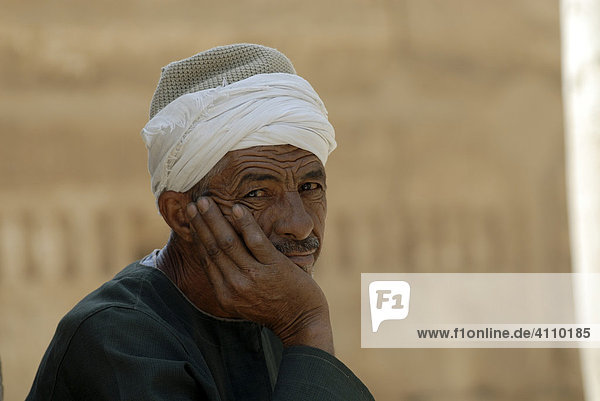 Egyptian man wearing head covering at Karnak Temple  Luxor  Egypt  North Africa