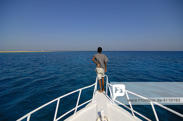 Mann auf Boot  Fischer  Fischerboot  Ausflugsboot  Rotes Meer  Safaga  Ägypten