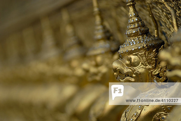 Statuen  Gottheiten  Wat Phra Keo  Königspalast Bangkok  Thailand  Südostasien
