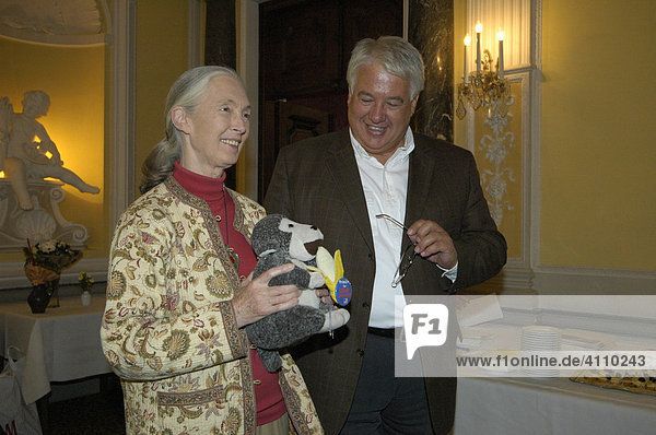 Schimpansenforscherin  UN-Friedensbotschafterin  Jane Goodall mit Helmut Pechlaner im Rahmen eines Vortrags Innsbruck  Österreich