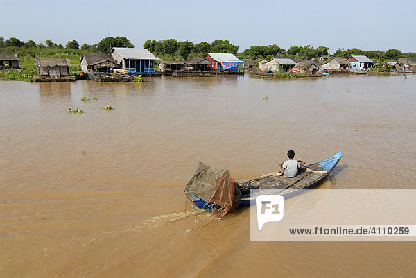 Boot auf Mekong  Dorf am Ufer  Batambong  Kambodscha  Asien