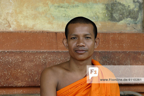 Mönch  lacht  orange Mönchskutte  Buddhist  Angkor  Siem Reap  Kambodscha  Asien