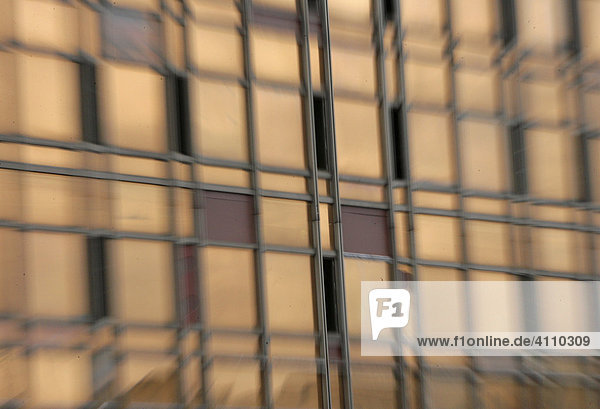 Glasfassade des Berliner Palast der Republik in Bewegung