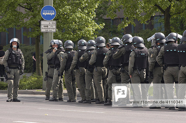 Polizeistaffel der Einsatzbereitschaft wartet auf den Einsatz auf einer Busspur in Berlin