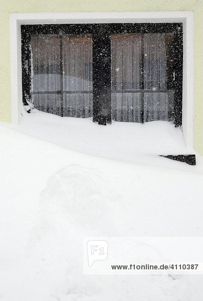 Schnee liegt bis zum Fensterbrett in Oberwiesenthal  Erzgebirge  Sachsen  Deutschland