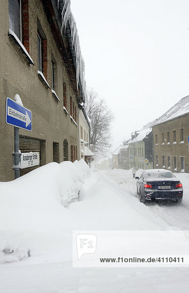 Schneebedeckte Einbahnstraße in Oberwiesenthal  Erzgebirge  Sachsen  Deutschland