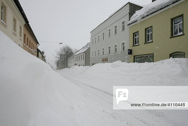 Schneebedeckte Hauptstraße in Oberwiesenthal  Erzgebirge  Sachsen  Deutschland