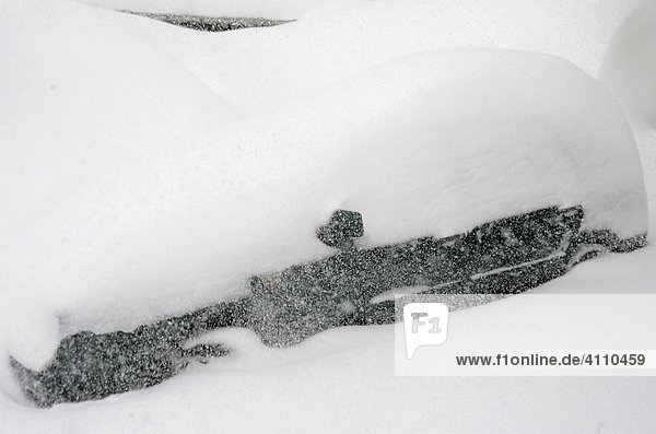 Eingeschneites Auto in Oberwiesenthal  Erzgebirge  Sachsen  Deutschland