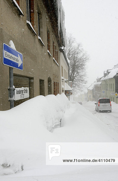 Schneebedeckte Einbahnstraße in Oberwiesenthal  Erzgebirge  Sachsen  Deutschland