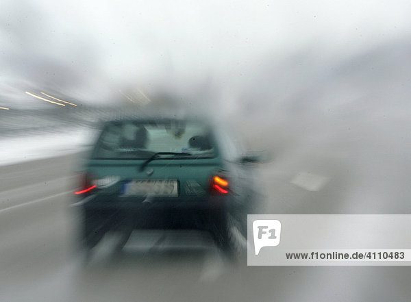 Auto in rasanter Fahrt auf der nassen Autobahn  Deutschland
