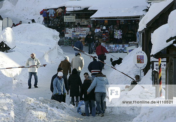 Grenzgänger verlassen die Bundesrepublik Deutschland in Oberwiesenthal für einen winterlichen duty free Einkauf in Loucna Klinovcem (Böhmisch Oberwiesenthal) in Tschechien