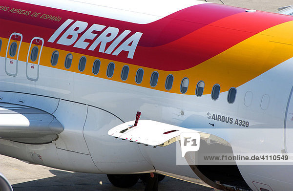 Iberia Passagierflugzeug auf dem Berliner Flughafen Tegel  Berlin  Deutschland  Europa