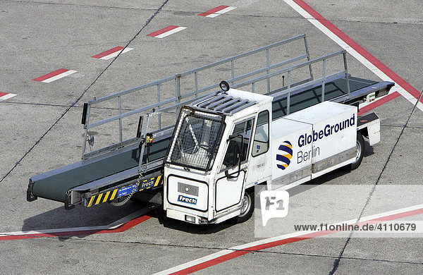 GlobeGround Gepäckförderbandfahrzeug auf dem Berliner Flughafen Otto Lilienthal  Tegel  Berlin  Deutschland  Europa