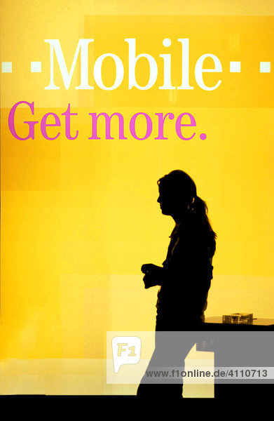 Praktikantin bei T Mobile bekommt mehr.