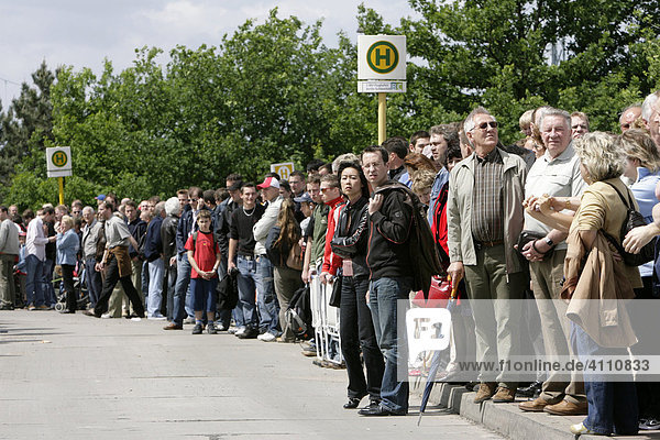 Crowd waiting at a bus stop to ILA 2006 in Berlin
