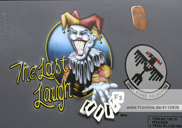 Das letzte Lachen auf der Seite des Bombenwerfers - Morbides Airbrush Motiv auf einem U.S. Kampfjet