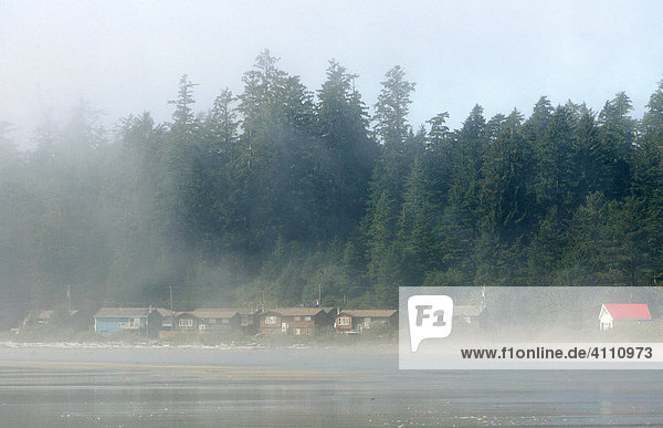 Siedlung der Nuu-chah-nulth Indianer im Nebel am Strand (Long Beach) im Pazifik Rim Nationalpark auf Vancouver Island  British Columbia  Kanada
