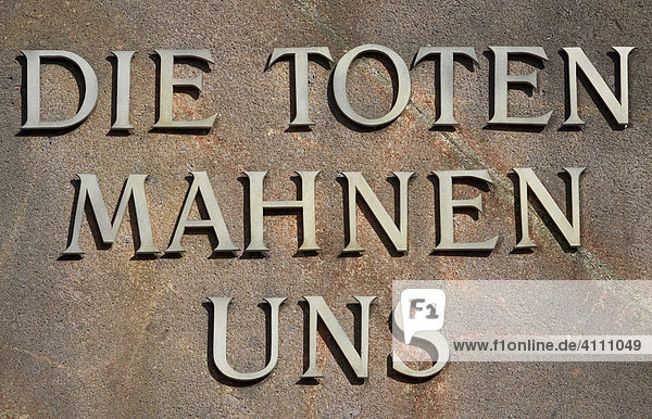 Stele mit Schriftzug: Die Toten Mahnen Uns an der Gedenkstätte der Sozialisten auf dem Zentralfriedhof Friedrichsfelde in Berlin Lichtenberg  Deutschland  Europa