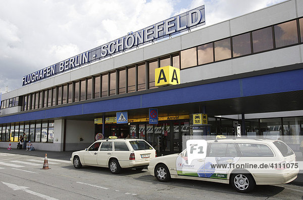 Taxis am Flughafen Berlin Schönefeld  Deutschland  Europa