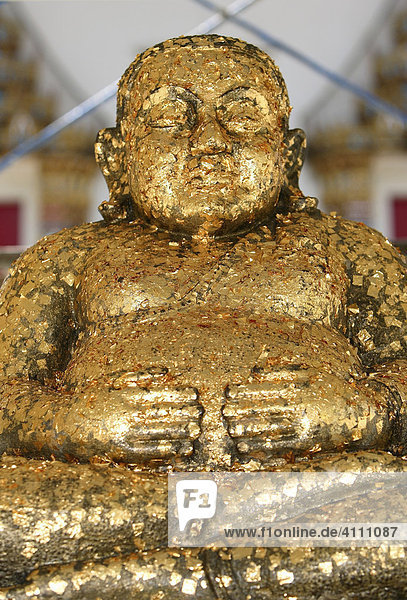 Beleibte blattgoldverzierte Buddha Figur  Thailand  Asien