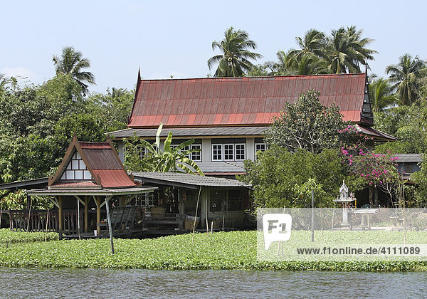 Landestypisches Wohnhaus auf Stelzen am Flussufer des Maenam Chao Phraya in Bangkok   Thailand  Asien