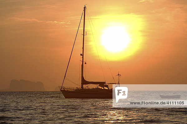 Segelboot im Sonnenaufgang an der Küste der Insel Koh Kradan - Andaman See  Thailand  Asien