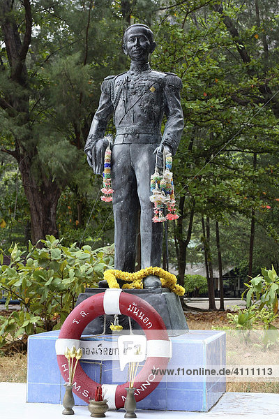 Geschmückte Skulptur des thailändischen König Bhumiphol Adulyadej auf der Insel Koh Adang im Tarutao Nationalpark   Thailand  Asien