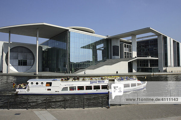 Ausflugsdampfer vor dem Marie Elisabeth Lüders Haus im Spreebogen Berlin  Deutschland  Europa