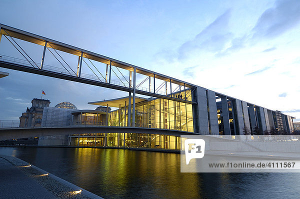 Paul-Löbe-Haus Deutscher Bundestag an der Spree bei Dämmerung Berlin Deutschland