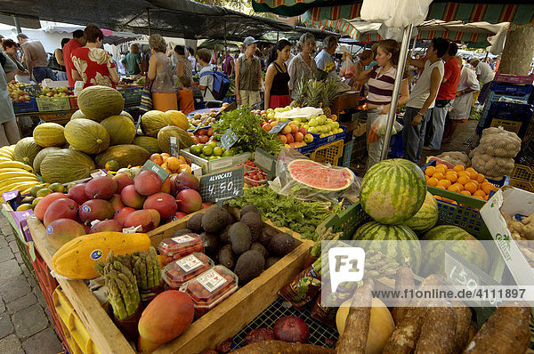 Wochenmarkt  Obst- und Gemuesestand  Alcudia  Mallorca  Balearen  Spanien