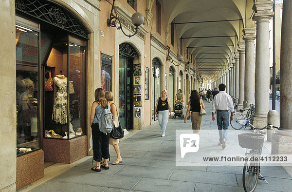 Läden unter Arkaden  Modena  Emilia Romagna  Italien