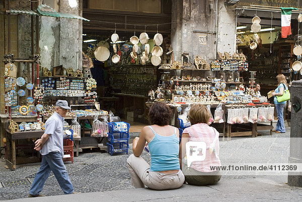 Via San Gregorio Armeno in der Altstadt von Neapel  Kampanien  Italien