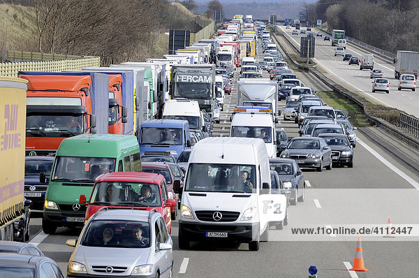 Stau nach Verkehrsunfall auf der A8 in Richtung Karlsruhe  Denkendorf  LKR Esslingen  Deutschland  Europa