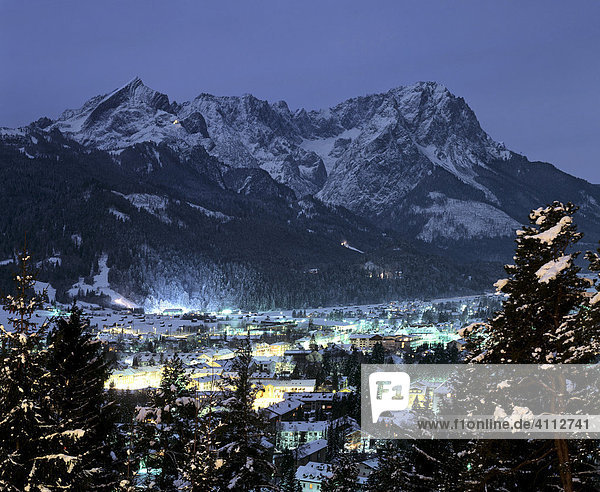 Garmisch-Partenkirchen  Nachtaufnahme im Winter  Wettersteingebirge  Alpspitze  Zugspitze  Oberbayern  Deutschland