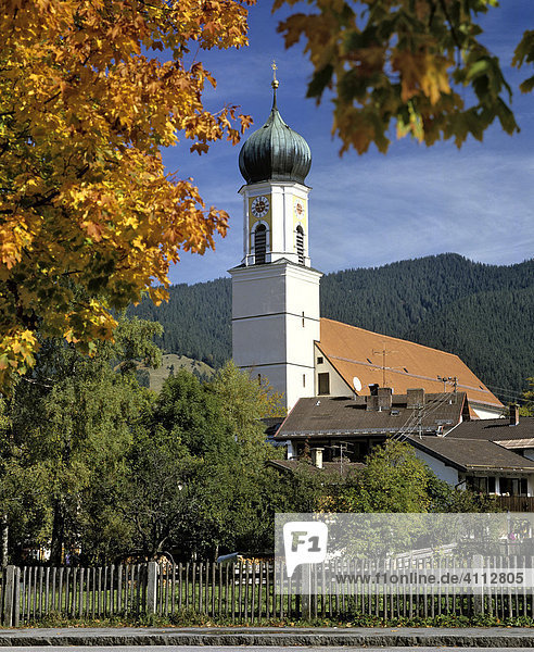 Oberammergau  Pfarrkirche  Herbst  Oberbayern  Deutschland