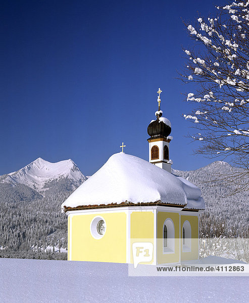 Kapelle Maria Hilf bei Krün  Winter  Isartal  Oberbayern  Deutschland