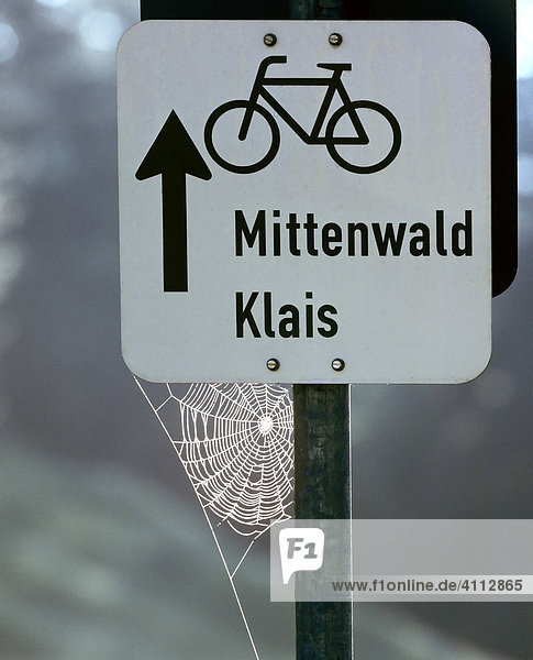 Hinweisschild für Radfahrer  Mittenwald Klais  Spinnennetz  Oberbayern  Deutschland