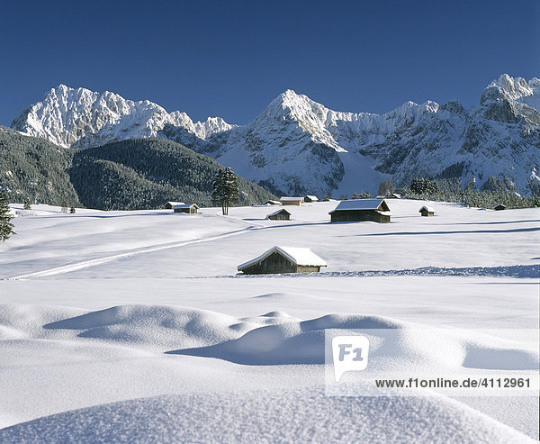 Verschneite Winterlandschaft bei Mittenwald  Karwendelgebirge  Wörner  Oberbayern  Deutschland