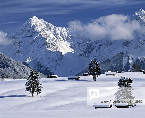 Verschneite Winterlandschaft bei Mittenwald  Karwendelgebirge  Oberbayern  Deutschland