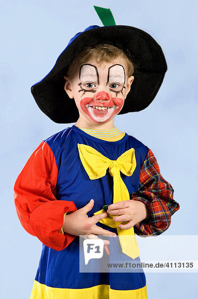 Ein dreijähriger Bube als Clown geschminkt