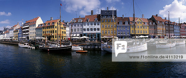 Segelschiffe und Fischerboote im Hafen  Nyhavn  Kopenhagen  Dänemark  Panorama