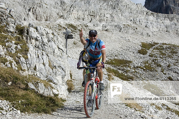 Mountainbiker im Dreizinnengebiet  Sextener Dolomiten  Italien