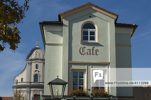 Cafe vor Kirche St. Anna im Wallfahrtsort Altötting  Oberbayern  Bayern Deutschland