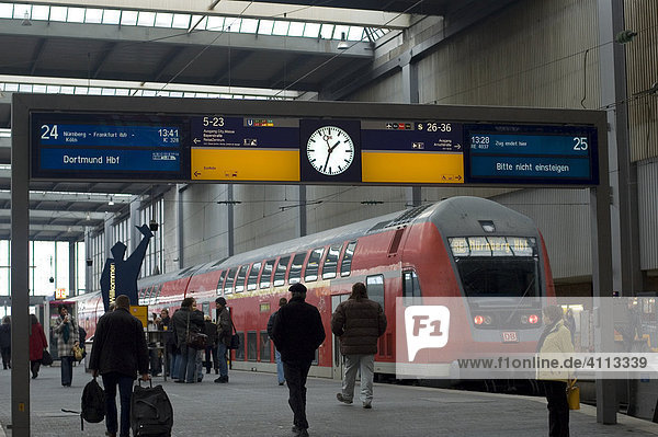Zug im Hauptbahnhof von München  Bayern  Deutschland