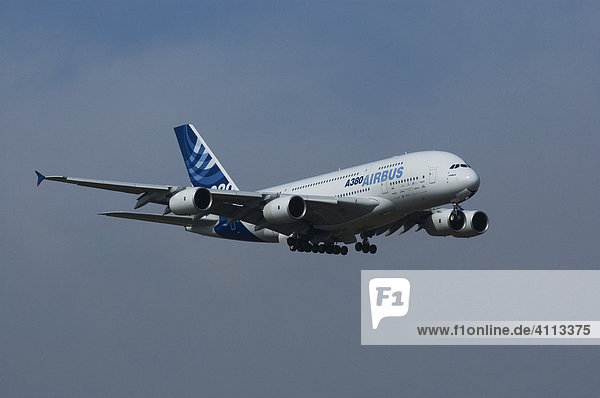 Airbus A380 im Anflug auf Franz-Josef-Strauß-Flughafen  München  Bayern  Deutschland