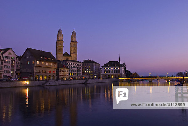 Großmünster mit Limmatquai  Zürich  Schweiz