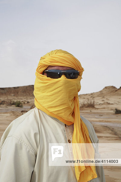 Tunesier in arabischer Kleidung  Sahara  Tunesien