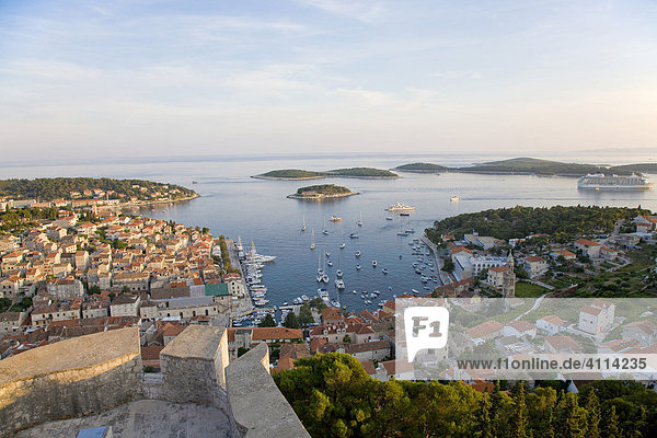 Blick von der Festung Spanjola auf den Hafen von Hvar  Insel Hvar  Dalmatien  Kroatien